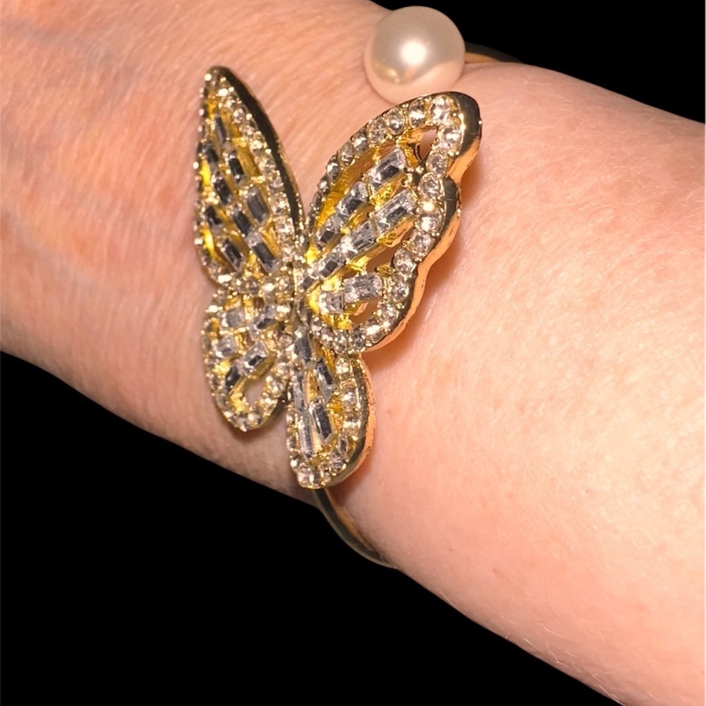 STUNNING GOLD BUTTERFLY WITH PEARL BRACELET PAVED CRYSTALS. STAND ALONE PIECE! - Picture 3 of 3